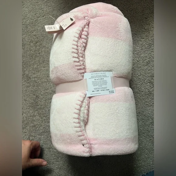 VICTORIAS Secret Sherpa Throw *NWT* - Picture 3 of 3